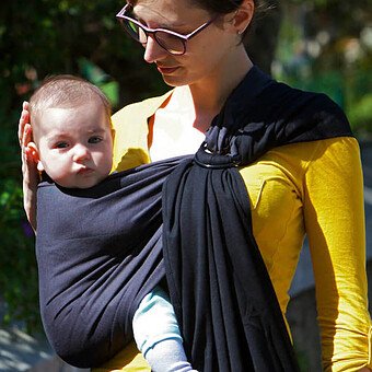 L'écharpe de portage : entre confort et liberté des mains